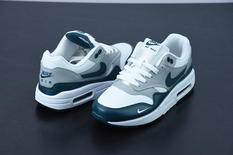NIKE AIR MAX 1 LV8 