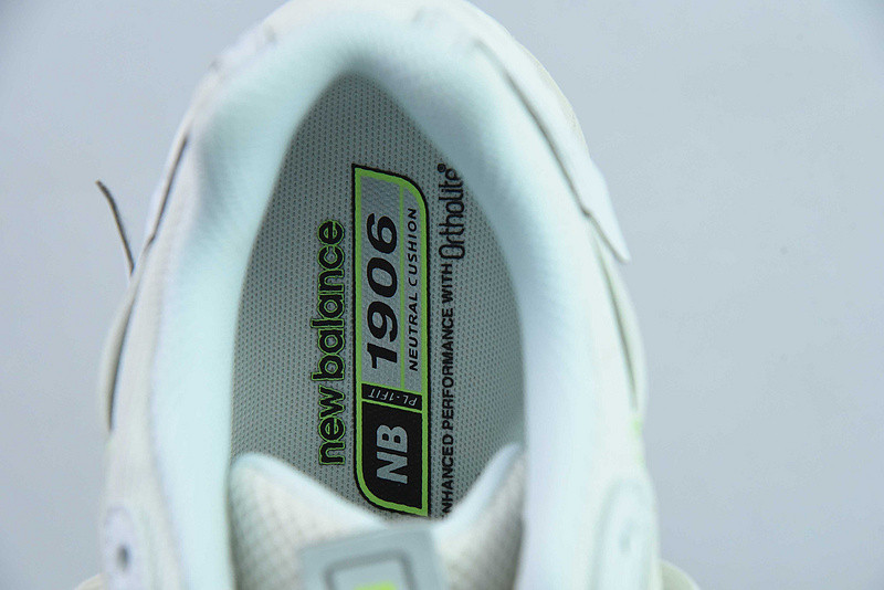 NEW BALANCE SNEAKER