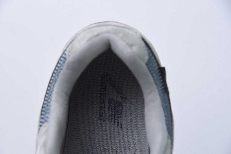 NEW BALANCE SNEAKER