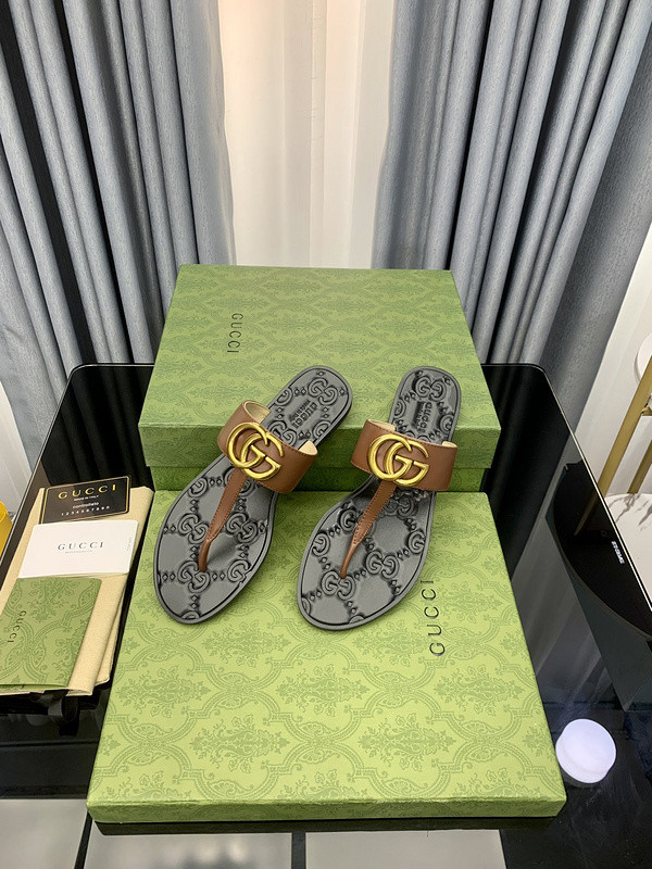 G*u*i sandals