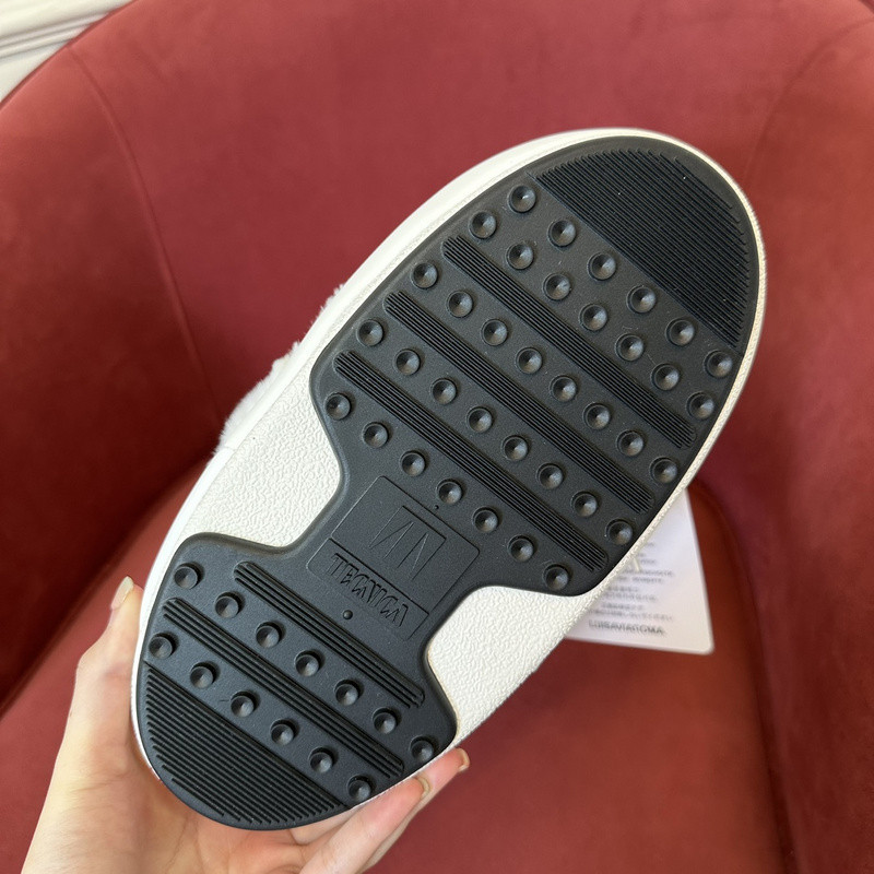 mOON bOOT
