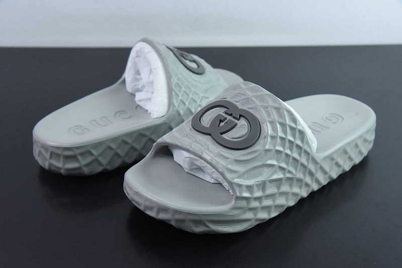G*u*i sandals