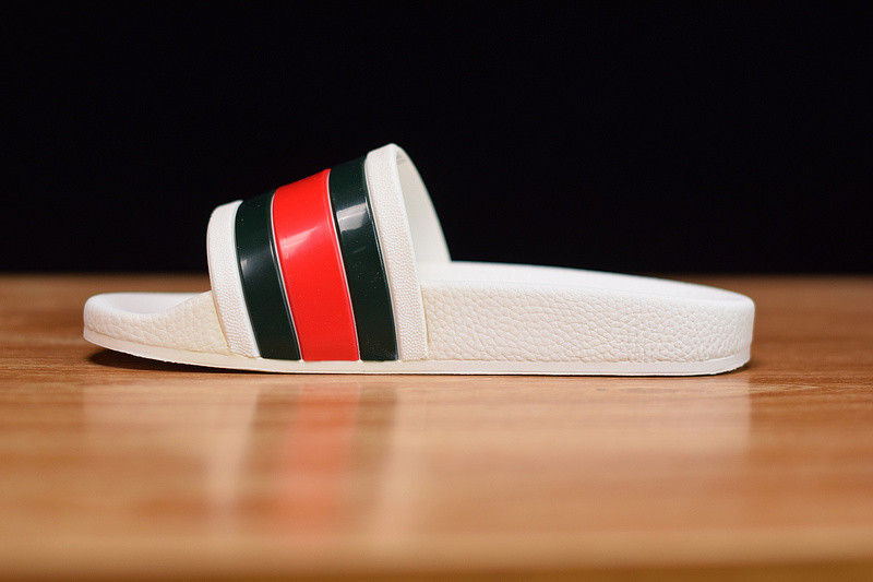 G*u*i sandals