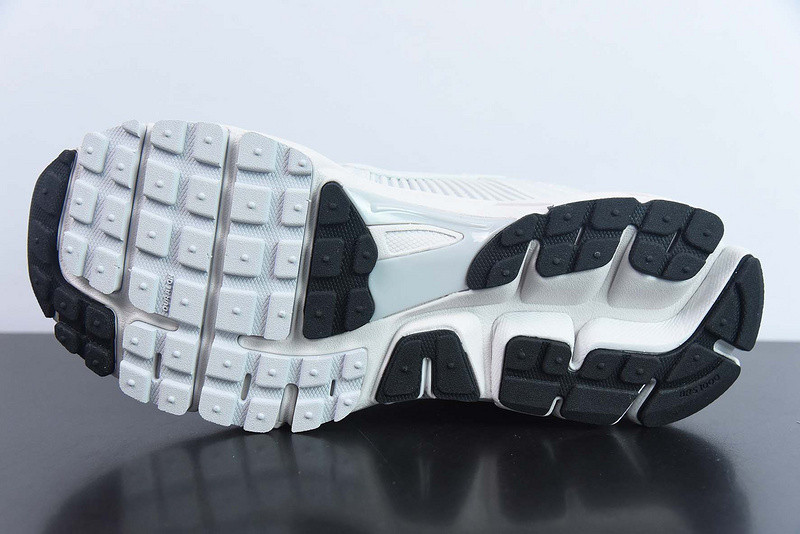 Nike Air Zoom Vomero 5 