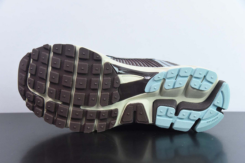 Nike Zoom Vomero 5 "Earth & Fossil" FD9920-022