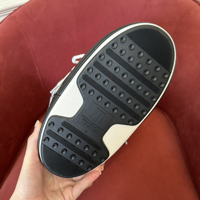 mOON bOOT