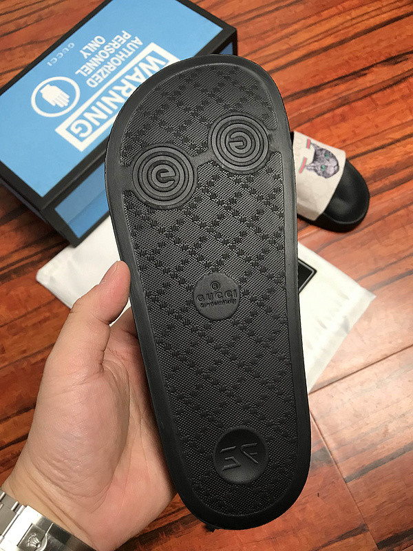G*u*i sandals
