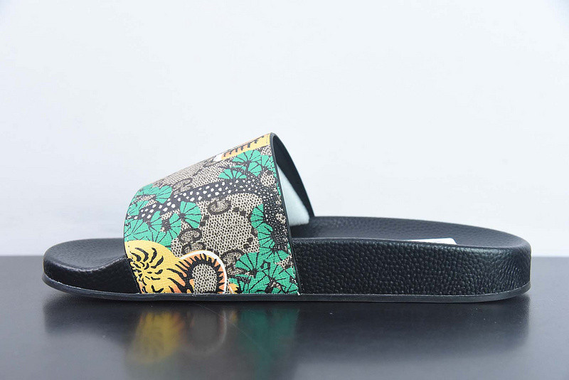 G*u*i sandals