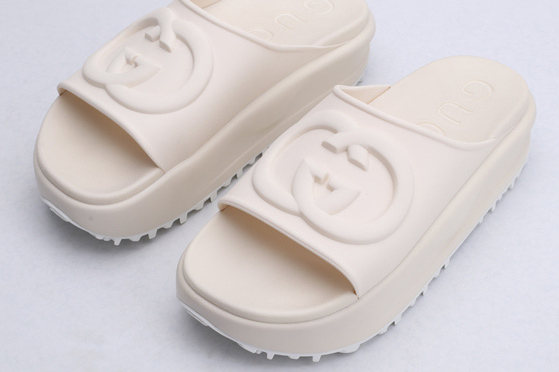 G*u*i sandals