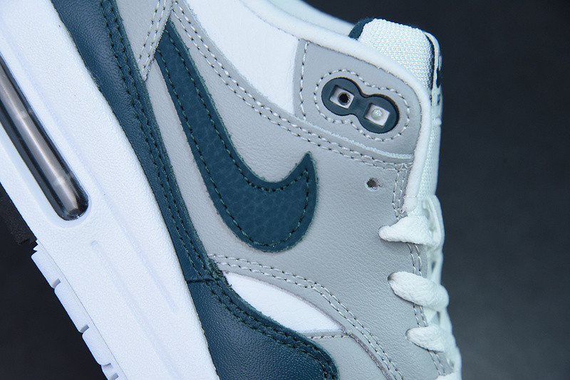 NIKE AIR MAX 1 LV8 