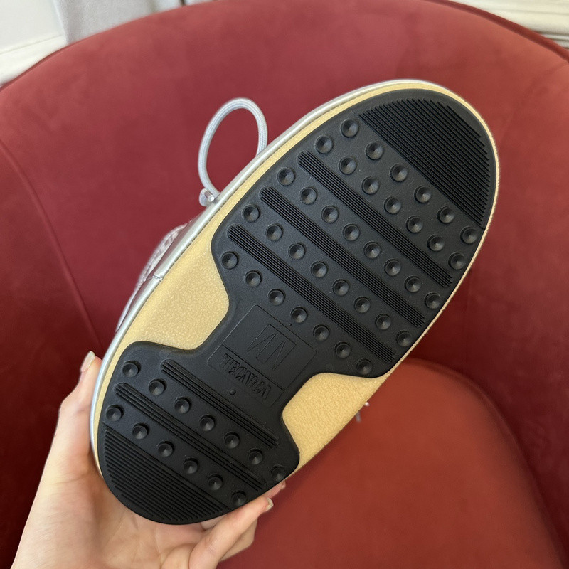 mOON bOOT