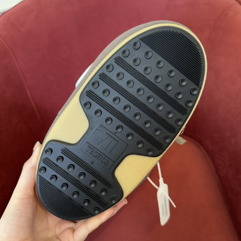 mOON bOOT
