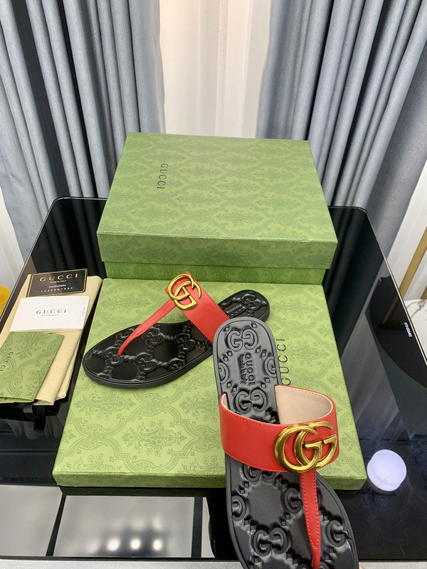 G*u*i sandals