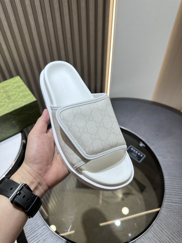G*u*i sandals