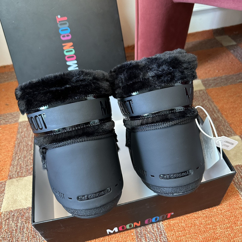 mOON bOOT