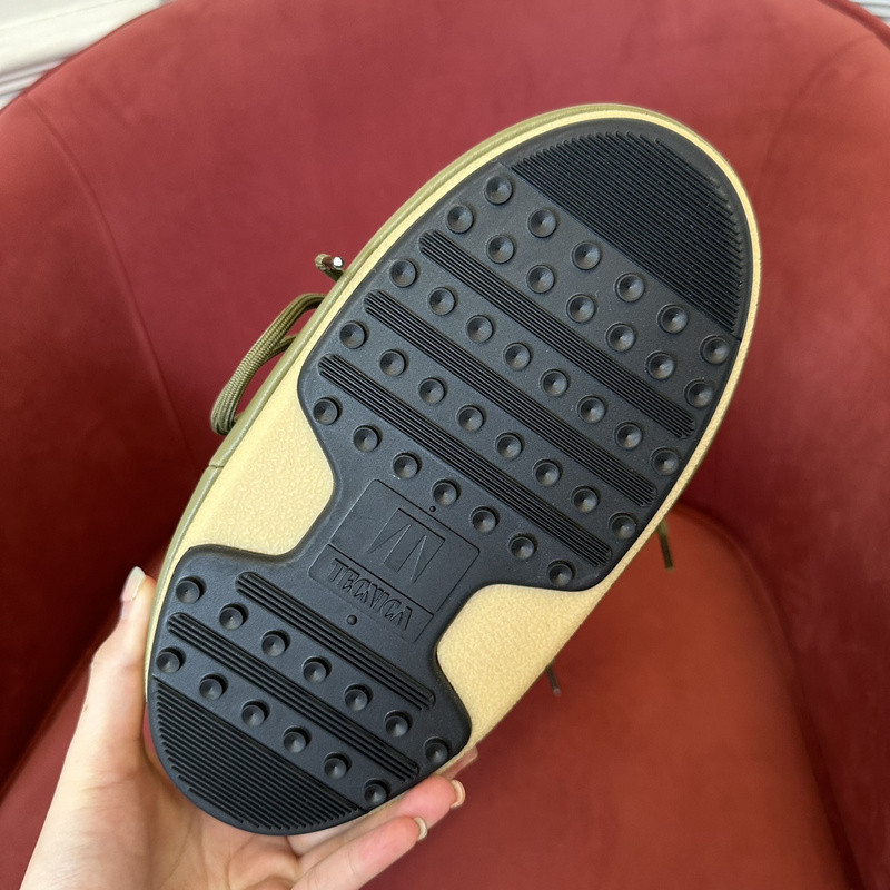 mOON bOOT