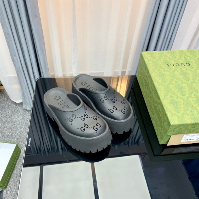 G*u*i sandals high