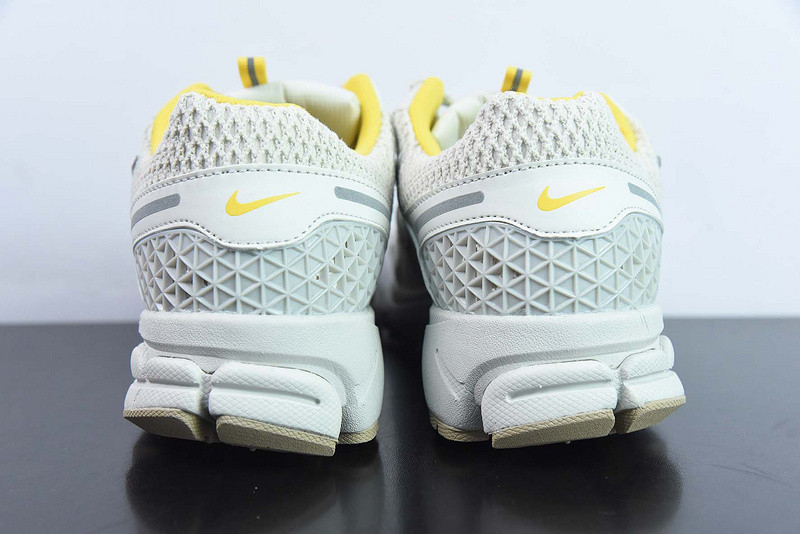 Nike Zoom Vomero 5 "Light Bone" FJ7694-020