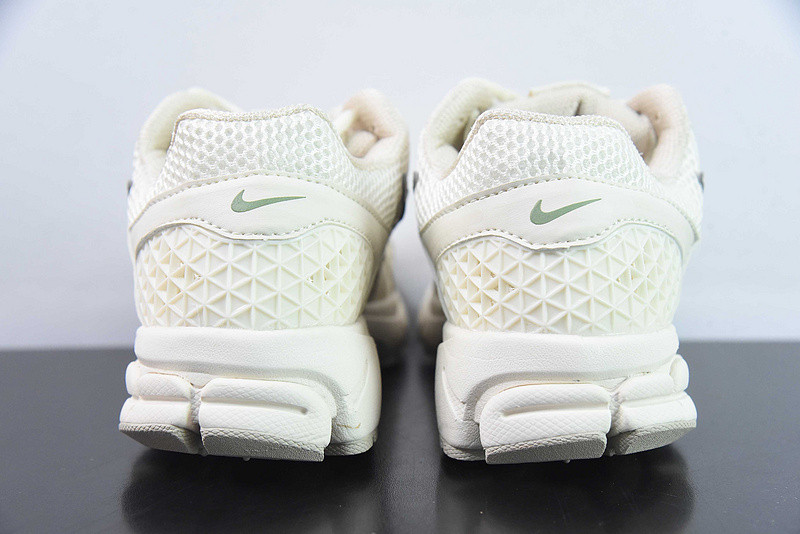 Nike Zoom Vomero 5 "Tan/Sail" FQ6868-111