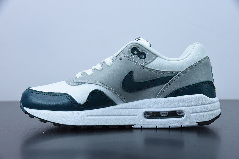 NIKE AIR MAX 1 LV8 