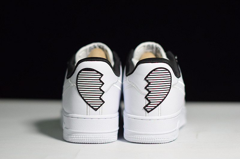 NIKE AIR FORCE 1 07 SE LX 