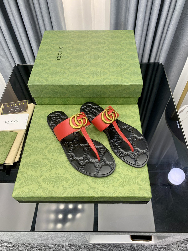 G*u*i sandals