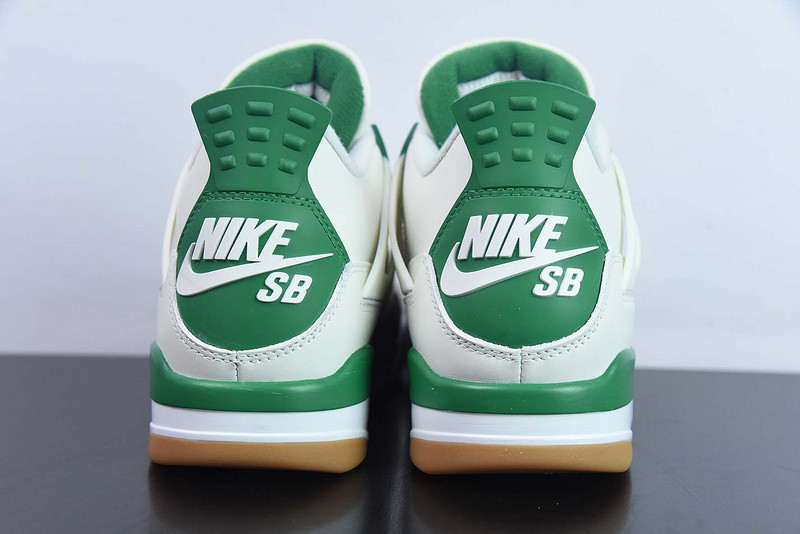 NIKE SB X AIR JORDAN 4 RETRO 