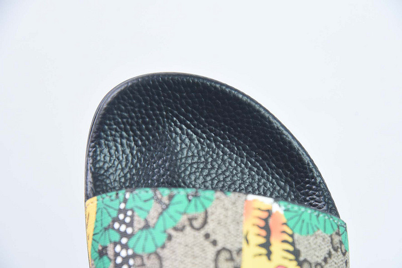 G*u*i sandals