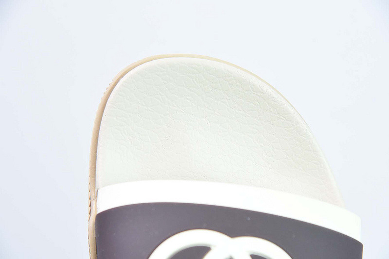 G*u*i sandals
