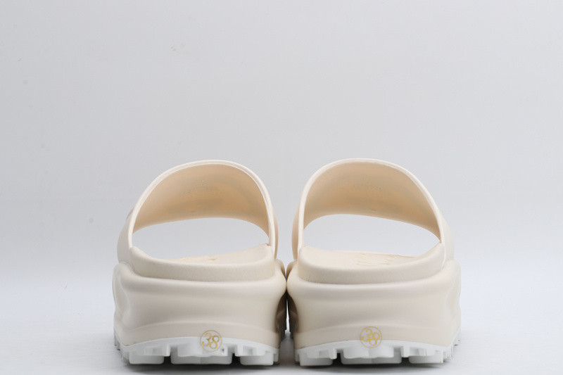 G*u*i sandals