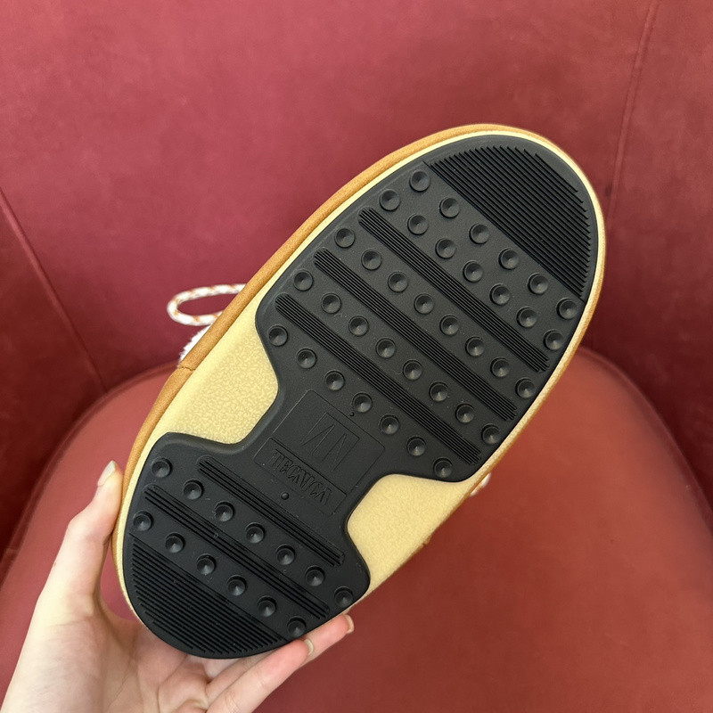 mOON bOOT
