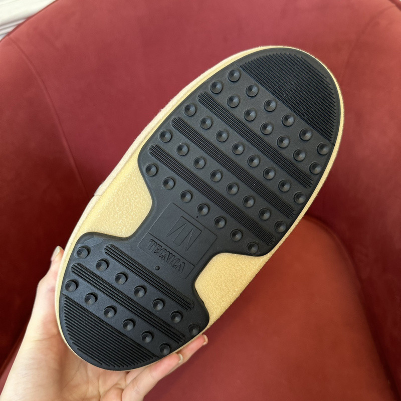 mOON bOOT