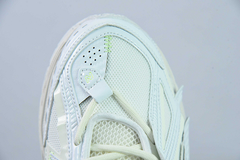 NEW BALANCE SNEAKER