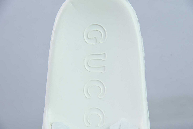 G*u*i sandals