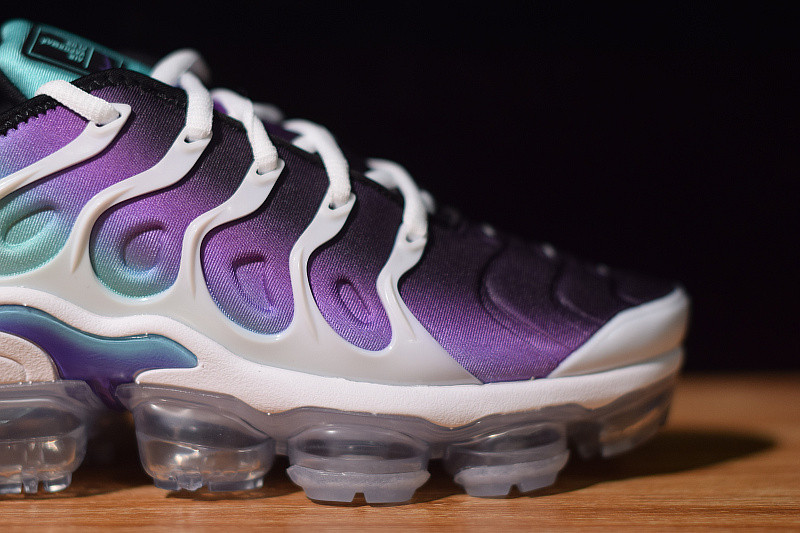 NIKE AIR VAPORMAX PLUS 