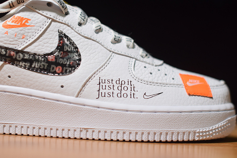 NIKE AIR FORCE 1 