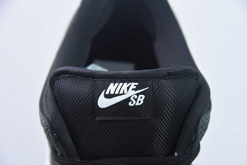 Nike SB Dunk Low "Black/Gum" CD2563-006