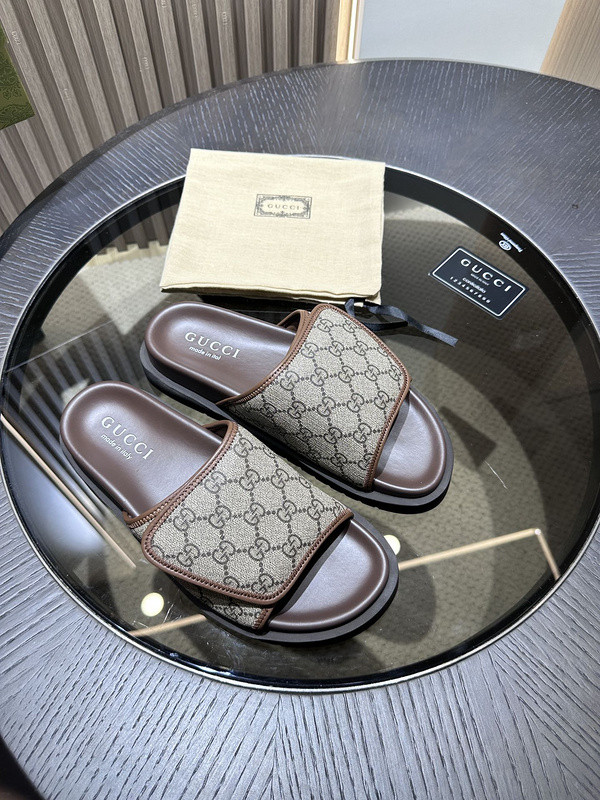 G*u*i sandals