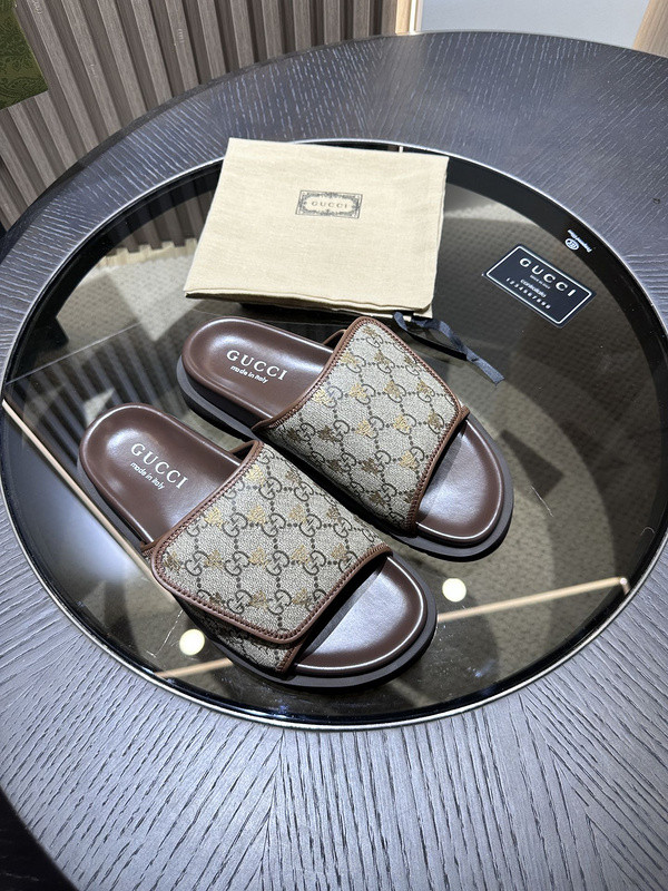 G*u*i sandals