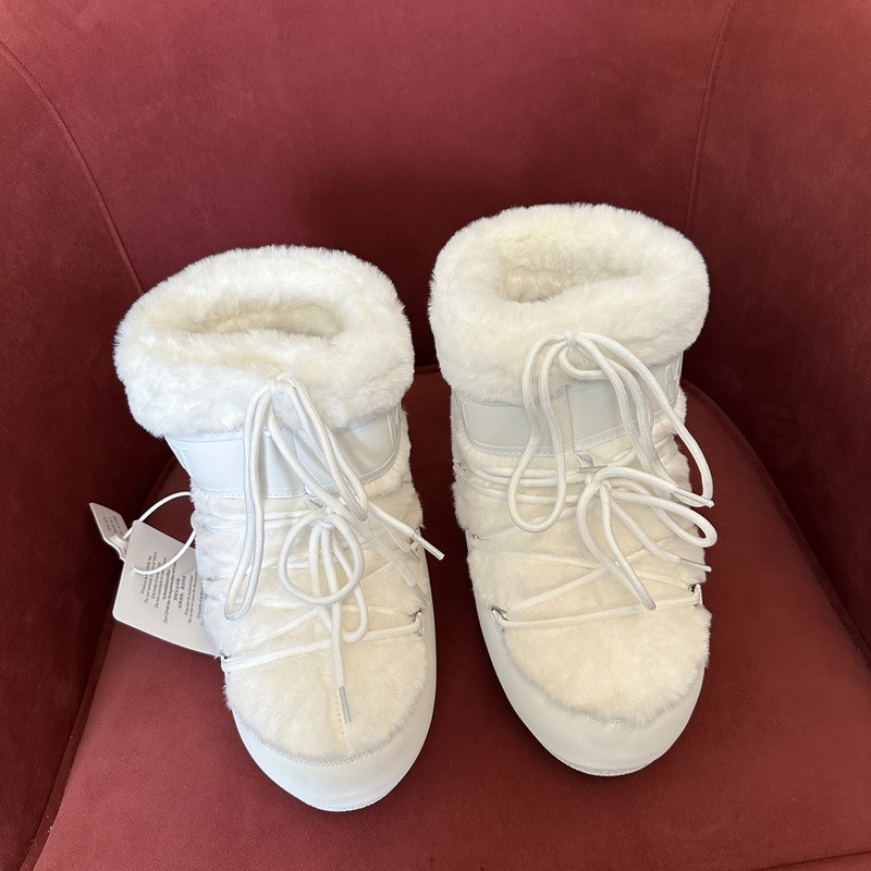 mOON bOOT