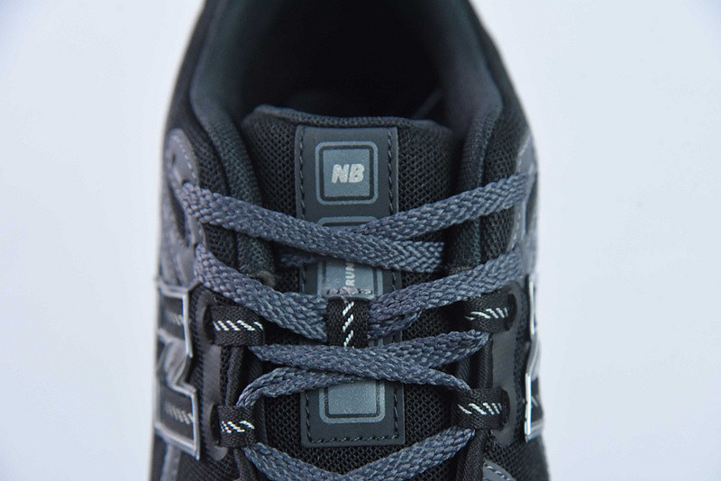 NEW BALANCE SNEAKER