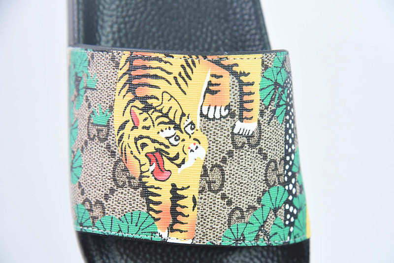 G*u*i sandals