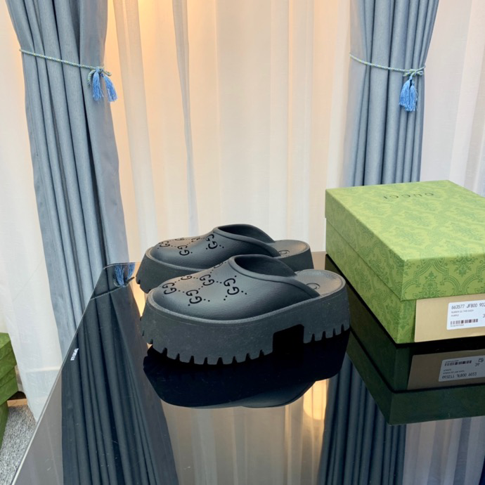 G*u*i sandals high