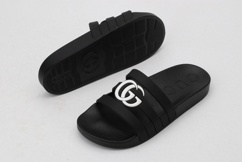 G*u*i sandals