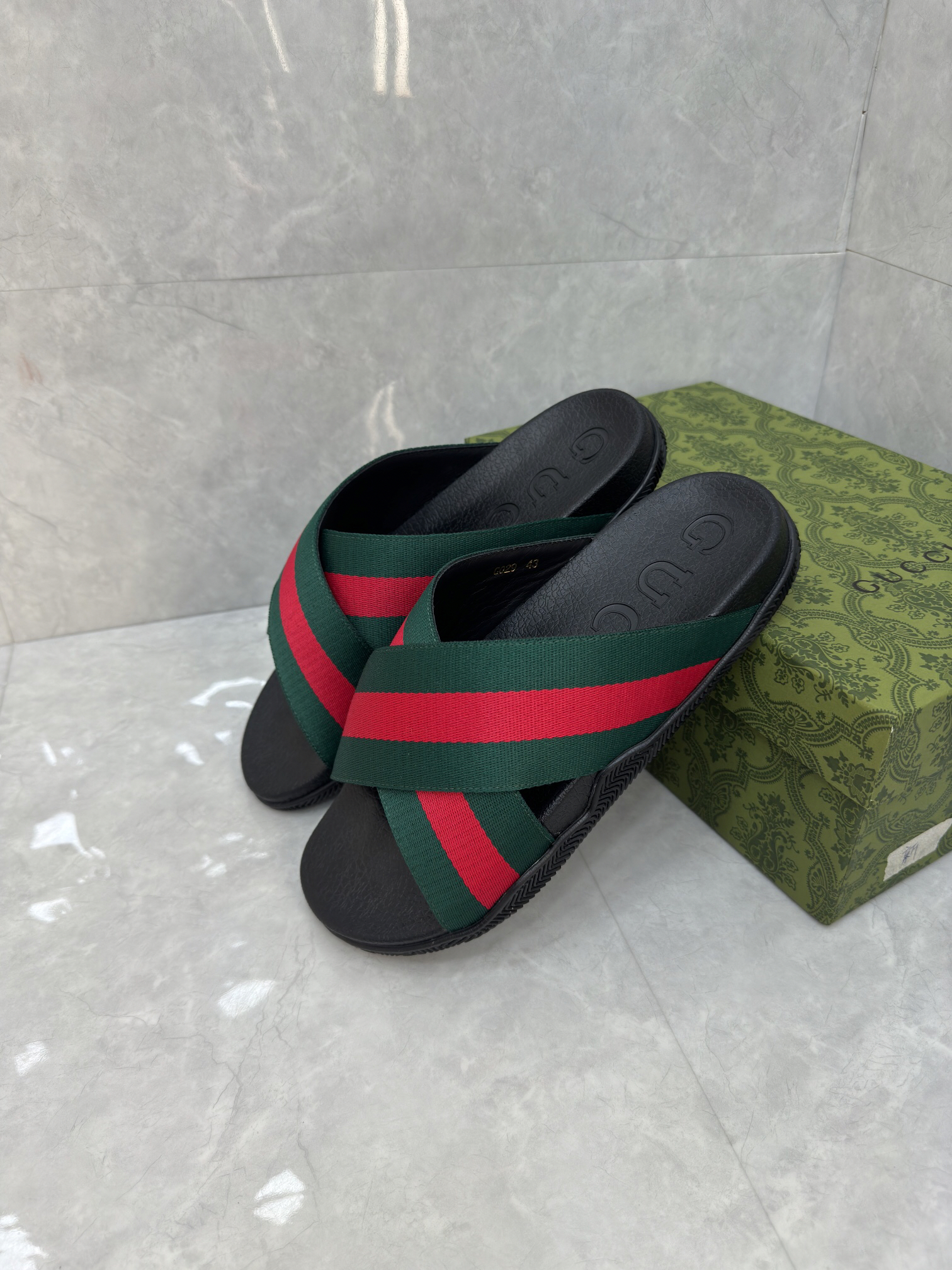 G*u*i sandals