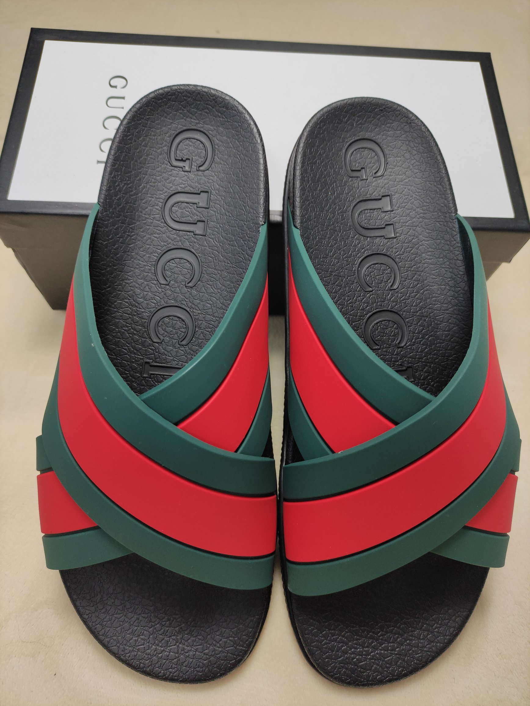 G*u*i sandals