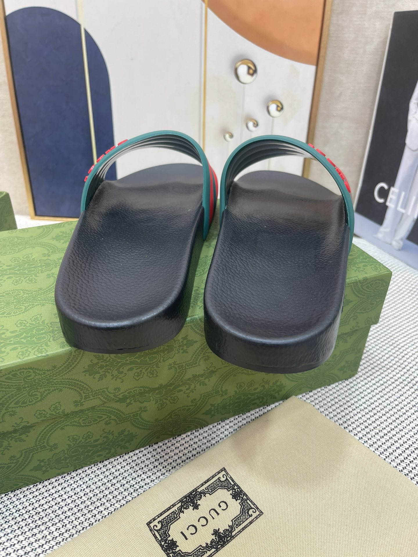 G*u*i sandals
