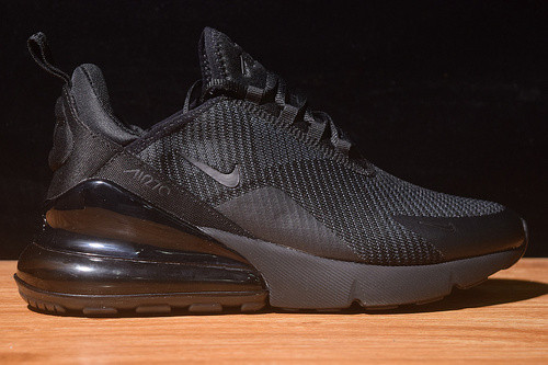 NIKE AIR MAX 270 