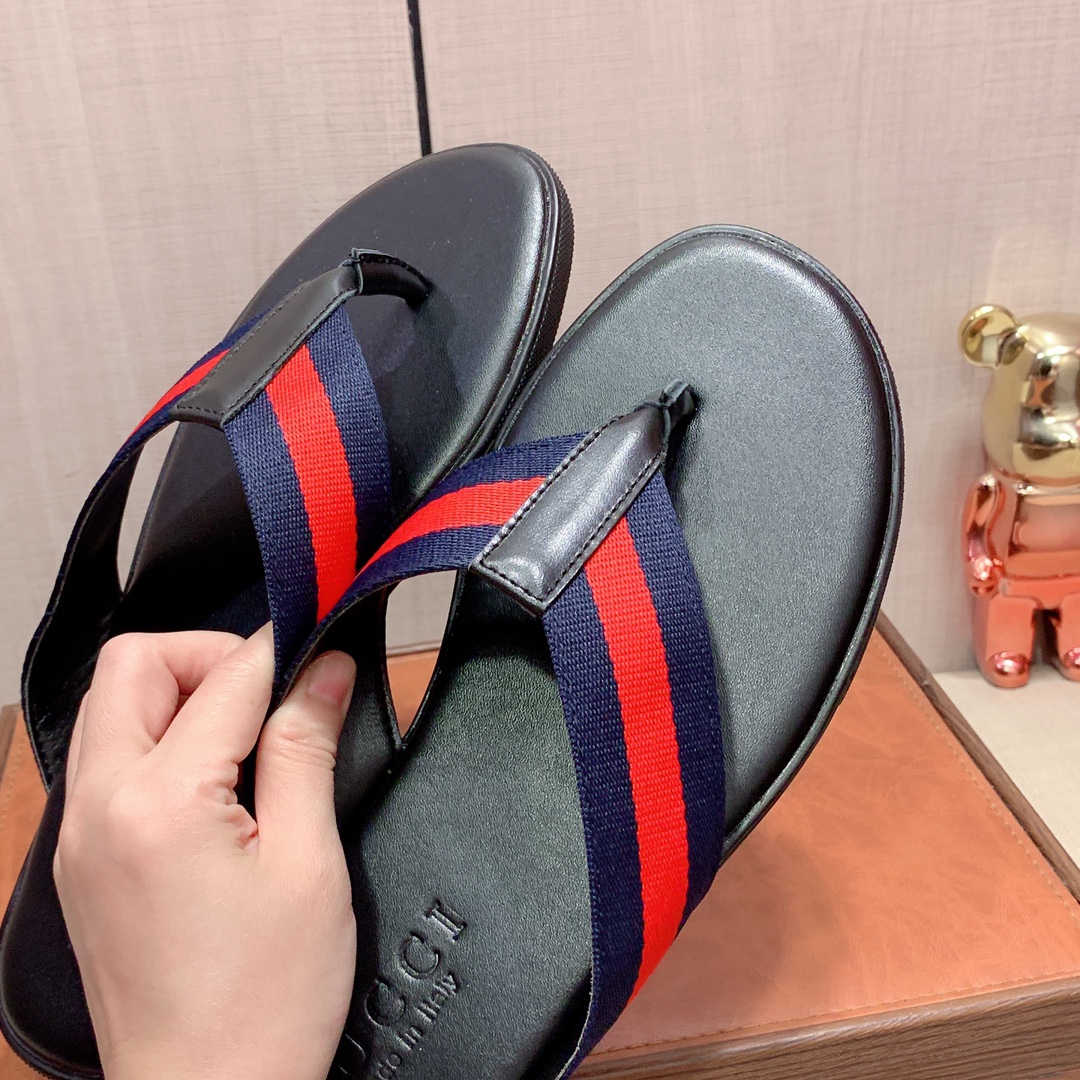 G*u*i sandals