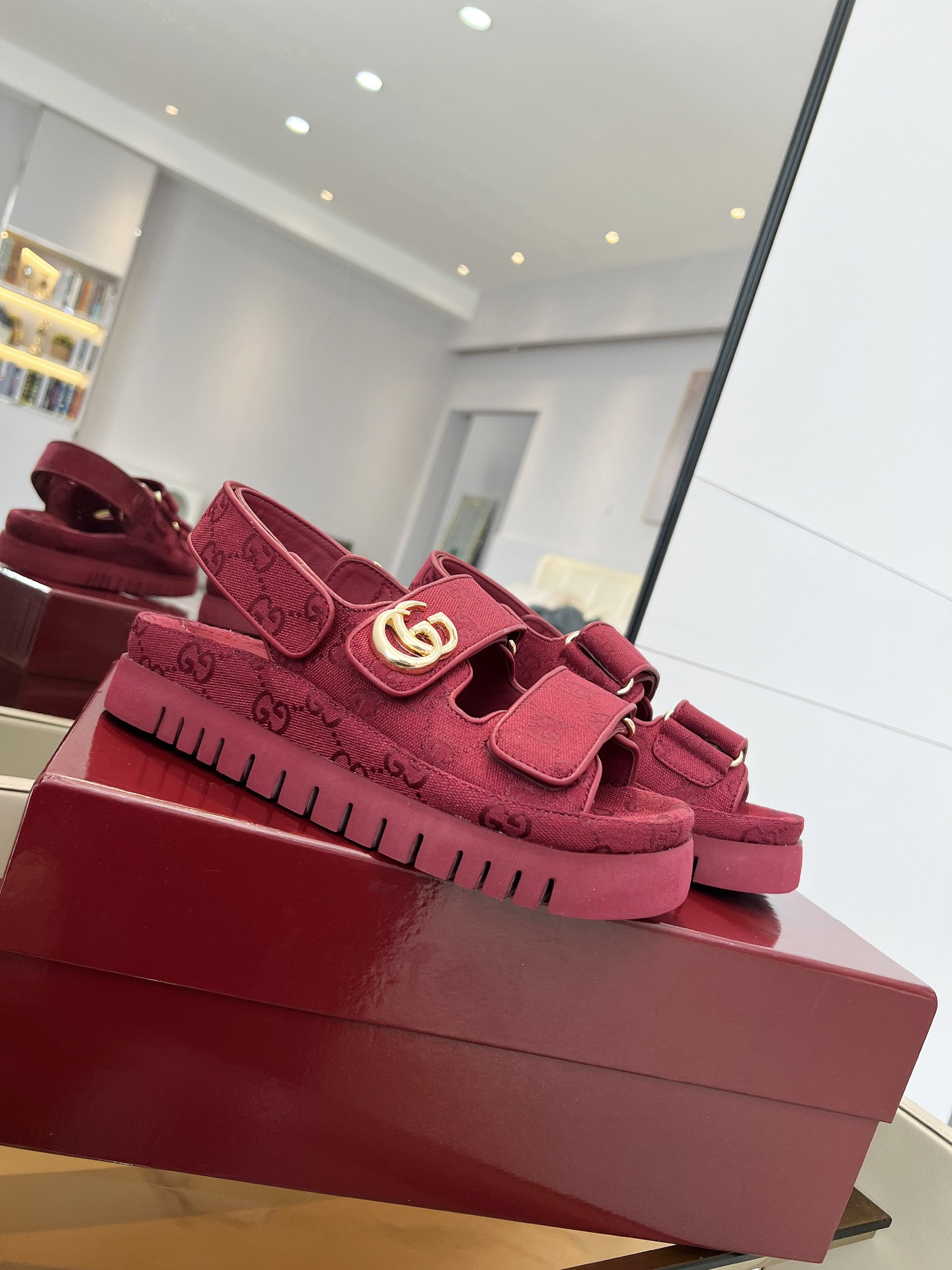 G*u*i sandals